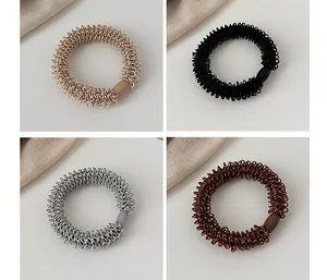 Détails d'élastiques à cheveux spirales tissés en champagne, noir, argent et marron