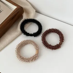 Trois élastiques à cheveux spirales tressés épais noir, café et champagne à effet métallique