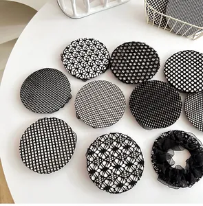 Gros plan de plusieurs filets à cheveux noirs en dentelle avec divers motifs crochet