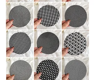 Détail montrant neuf styles de filets à cheveux noirs élastiques avec diverses textures