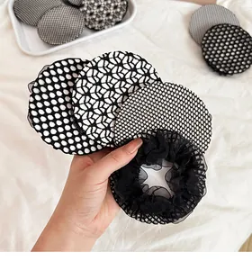 Détails de divers filets à cheveux en dentelle noire et blanche aux motifs floraux