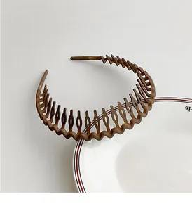 Détail d'un serre-tête marron ondulé antidérapant avec dents et design goutte