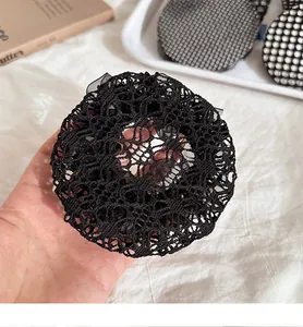 Gros plan d'un filet à cheveux en dentelle noire pour chignon avec texture au crochet