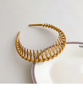Détail d'un serre-tête ondulé jaune gingembre antidérapant avec texture mate et dents