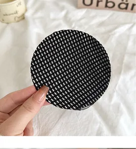 Gros plan d'un filet à cheveux noir montrant une élasticité élevée et un tissage aéré