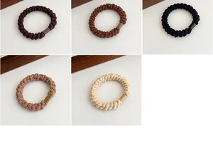 Dettaglio di elastici per capelli intrecciati spessi in cinque colori neutri assortiti