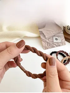 Vista macro dell'elastico per capelli intrecciato marrone con trama a coste resistente
