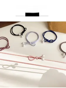Vue détaillée d'élastiques à nœud avec perles blanches et cordons élastiques colorés