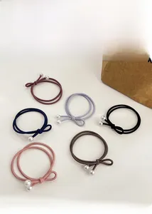Détails de six élastiques à cheveux colorés avec double cordon et nœuds en perles