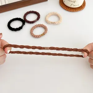 Elastici per capelli intrecciati in toni neutri mostrati durante l'estensione