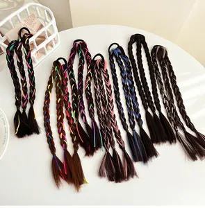 Détail d'extensions de cheveux tressées colorées avec attaches élastiques en dégradés