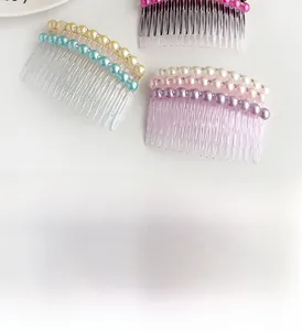 Details von farbenfrohen Haarkämmen mit Kunstperlen und glitzernden Strasssteinen