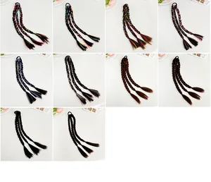 Détails d'extensions de queue de cheval tressées colorées avec élastiques noirs robustes