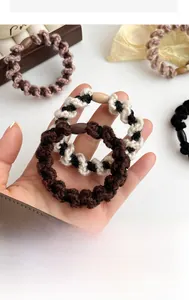 Détail macro d'élastiques à cheveux tricotés en spirale à haute élasticité durable