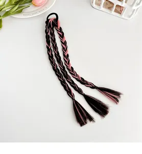 Gros plan d'extensions de cheveux tressées rose et noir avec un élastique à cheveux