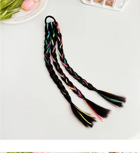 Détail de chouchous tressés à trois brins avec des fils arc-en-ciel colorés