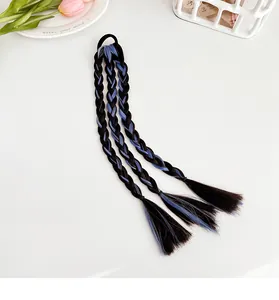Détail de la tresse en fibres synthétiques bleu et noir avec élastique pour queue de cheval