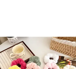 Détail de chouchous en peluche colorés avec une texture douce et moelleuse en gros plan