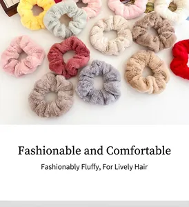 Gros plan de chouchous en peluche douce aux couleurs variées et texture en fausse fourrure