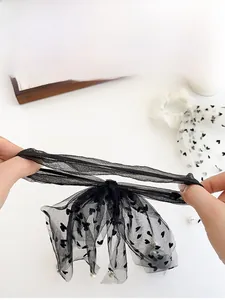 Dettaglio dell'elastico in tulle con stampa a cuore, perle e alta elasticità