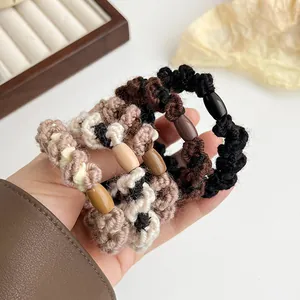 Élastiques à cheveux tricotés tons terre avec perles en résine et tissage en spirale