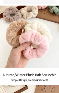 Gros plan de chouchous en peluche douce aux couleurs pastel pour l'automne-hiver