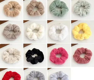 Gros plan de chouchous en peluche colorés montrant la texture douce en fausse fourrure