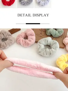Détail de chouchous en peluche colorés montrant une haute élasticité et texture