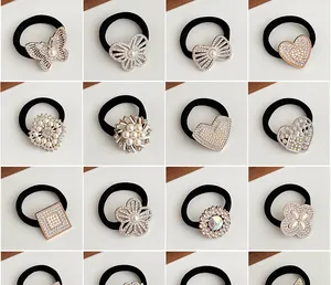 Détails d'élastiques à cheveux noirs avec nœuds en strass et perles élégantes