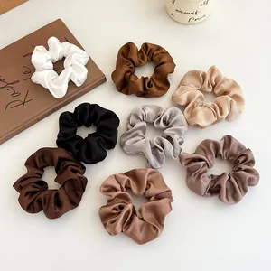Chouchous vintage en satin aux tons terre pour queues de cheval élégantes