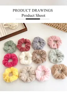 Détail de 12 chouchous en peluche douce de différentes couleurs pour l'automne