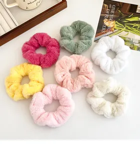 Gros plan de chouchous en peluche douce en plusieurs couleurs comme rose et vert