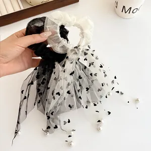 Set di elastici per capelli in rete con motivi a cuore nero e ciondoli con perle