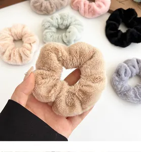 Gros plan de chouchous en peluche douce aux couleurs pastel montrant la texture