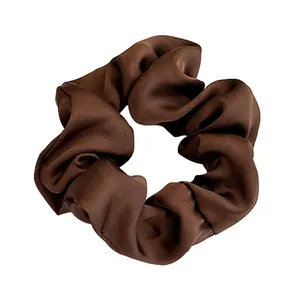 Chouchou classique en satin marron foncé avec plis doux pour coiffures élégantes