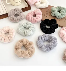 Détail de chouchous en peluche aux couleurs pastel sur un plateau décoratif
