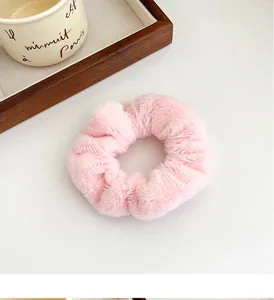 Détail du chouchou en peluche rose montrant la texture douce de la fausse fourrure