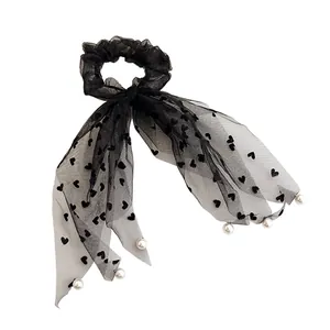 Elastico per capelli con fiocco in rete nera, cuori stampati e ciondoli di perle