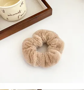 Détail d'un chouchou en peluche camel doux avec une texture épaisse pour l'hiver