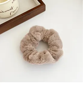 Gros plan d'un chouchou en peluche marron clair avec une texture douce en fausse fourrure