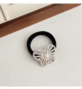 Détail macro du chouchou nœud strass avec perle élégante et élastique noir résistant