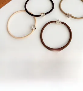 Set di quattro elastici per capelli con ciondoli a cuore in strass in colori caffè
