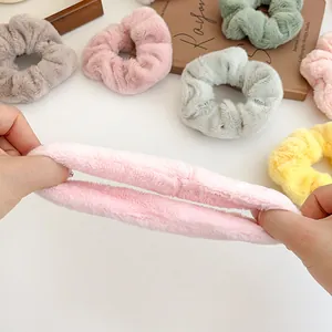 Chouchous en peluche aux couleurs pastel montrant une haute élasticité pour cheveux