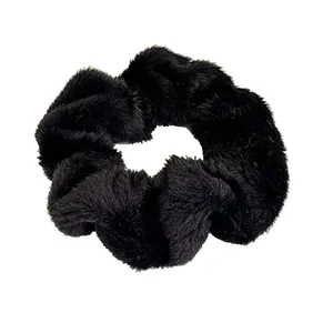 Chouchou en peluche noire douce à haute élasticité pour queue de cheval sur fond blanc