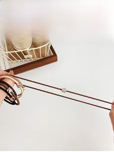 Dettaglio di elastici per capelli ad alta elasticità con fiori di strass