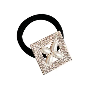 Élastique à cheveux noir avec boucle dorée luxe, cristaux et fleur de perles