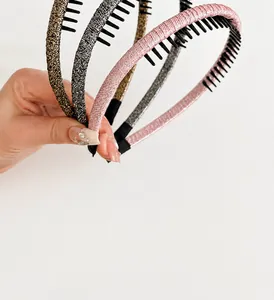 Detail van glitter stoffen haarbanden met antislip tanden in drie kleuren