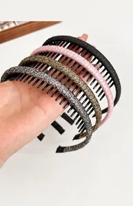 Detail van stoffen haarbanden met antislip tanden in vier verschillende glitterkleuren
