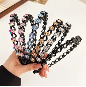 Detail van golvende strass bloemen hoofdbanden in een veelkleurige antislip plastic set