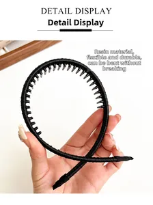 Detail van flexibele hars hoofdband met antislip tanden en een geweven textuur